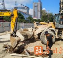 男人大鸡巴插进女人小B里免费视频高温下的坚守｜道路建设者用汗水铺就畅通路